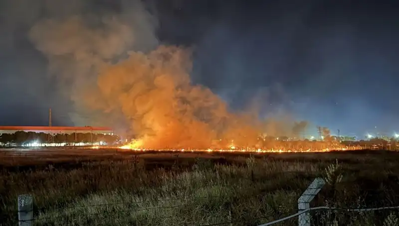 İzmir'de Gece Yarısı Yangın Paniği: Halk İtfaiye Ekiplerini Seferber Etti