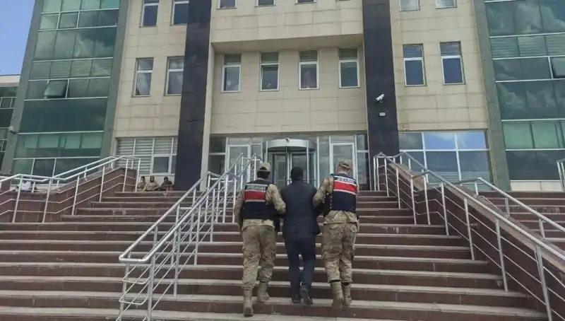 Hapis Cezasıyla Aranan Kişi, Saklandığı Yerde Polisi Kandırmaya Çalıştı