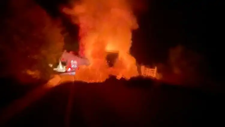 Seyir Halindeki Kamyonet Alev Alev Yandı: Korku Dolu Anlar Yaşandı