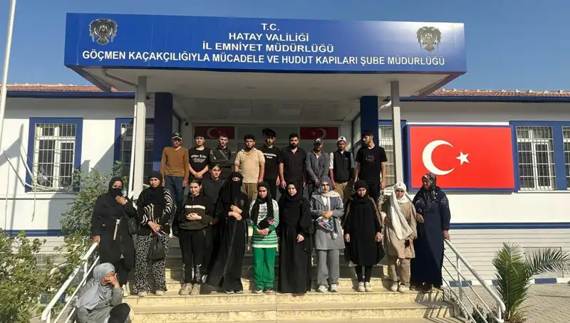 Göçmen Dolusu Minibüs, Polisi Şaşırttı: 24 Kişi Yakalandı!