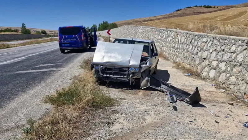 Kontrolden Çıkan Otomobil Duvara Çarptı: İki Yaralıyı Duyduğunuzda Şok Olacaksınız!