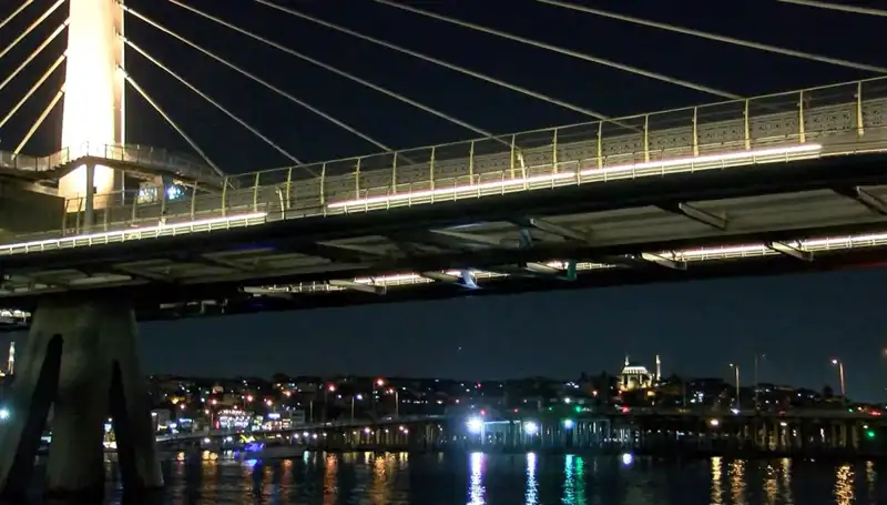 İstanbul'daki Metro Köprüsünden Denize Düşen Kişi İçin Arama Kurtarma Çalışmaları Başladı
