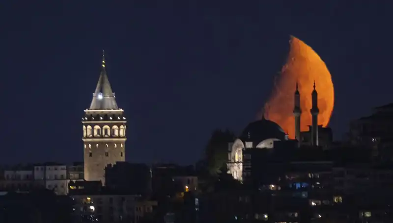 İstanbul'un Yıldızları: Yarım Ay Gecesi Neleri Değiştirdi?
