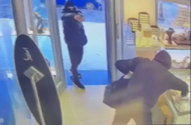 Ümraniye’de Maskeli Soygun Girişimi: Güvenlik Kameraları Her Şeyi Kaydetti